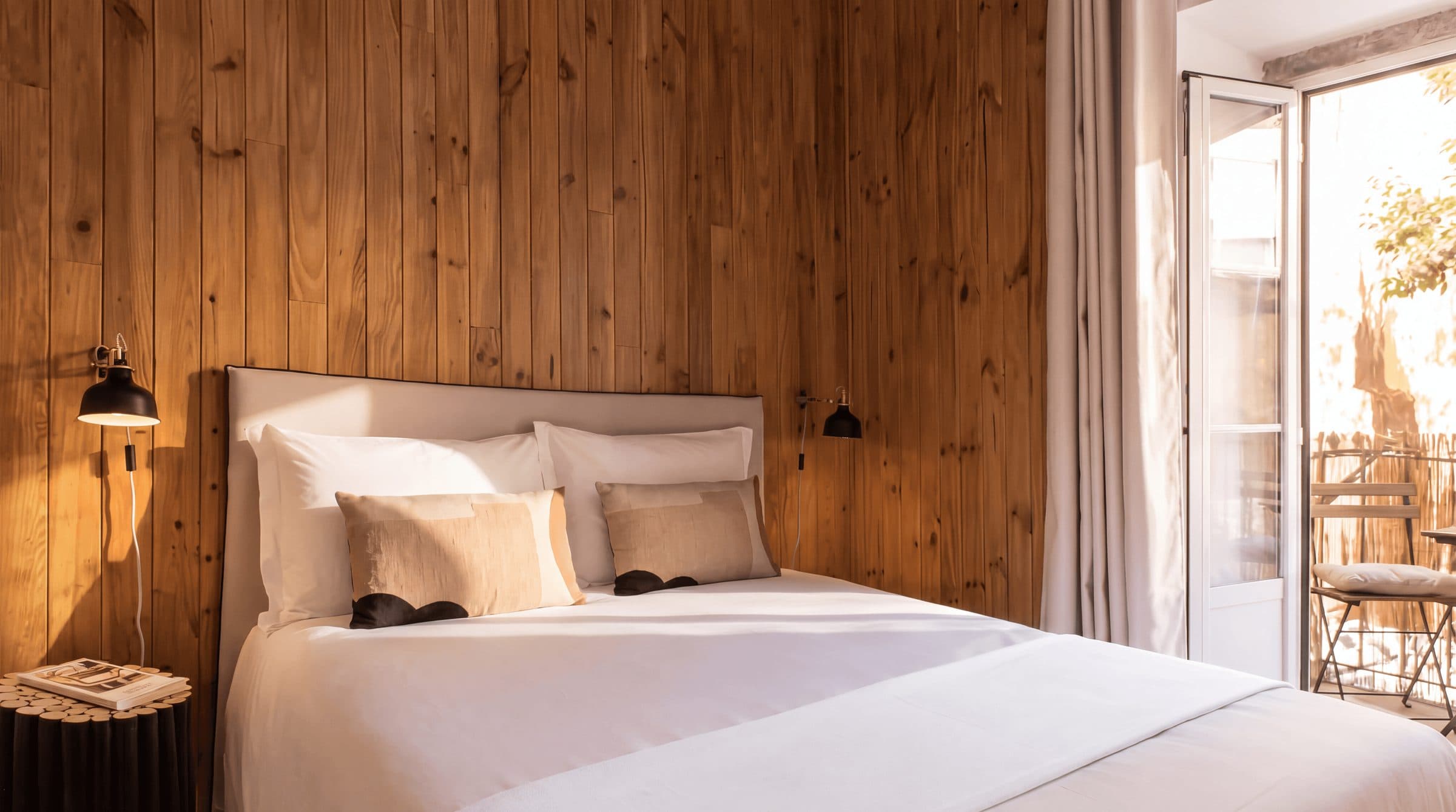 Quarto com cabeceira em madeira num apartamento gerido pela Meet Your Host, em Lisboa